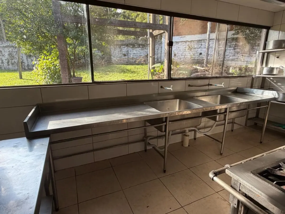 LOTE 196 - lote com geladeira, bancadas, pia, espetos etc.
