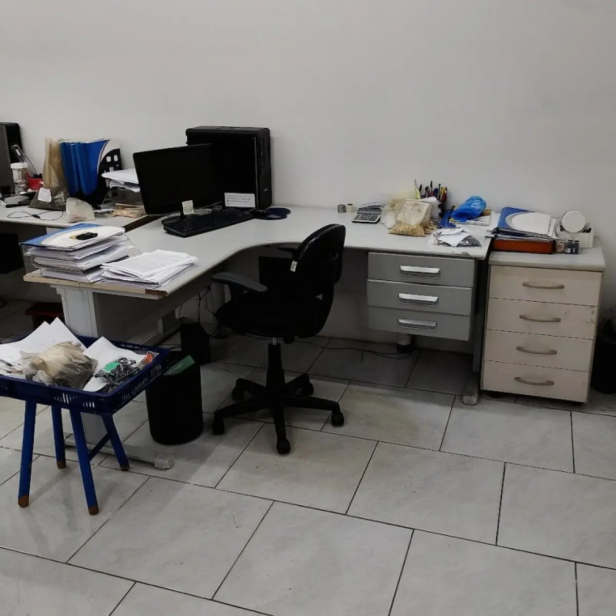 LOTE 013 - Térreo - Móveis, equipamentos de escritório, informática e armazenagem