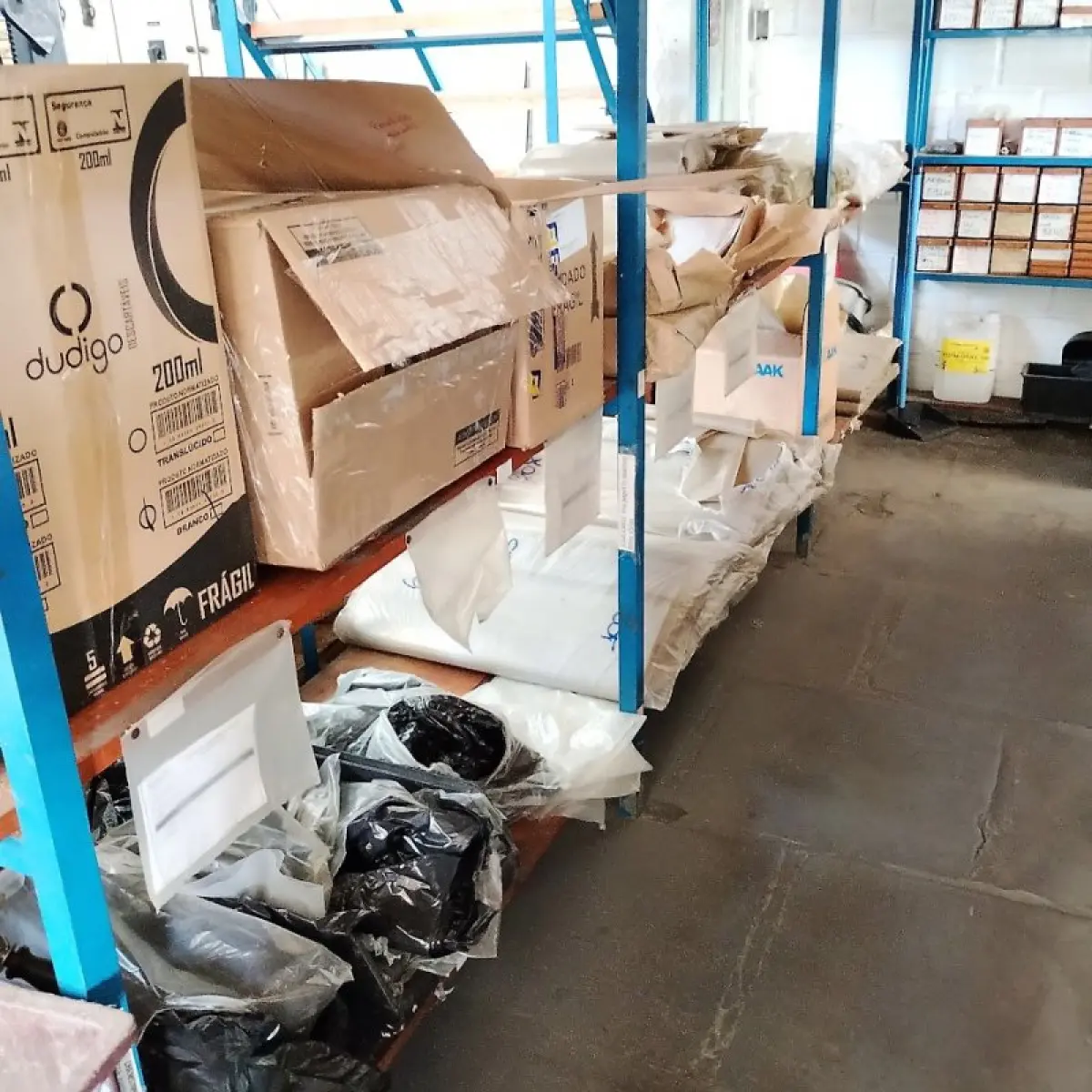 LOTE 015 - Térreo - Estantes de aço, paleteira, resinas plásticas e fitas de aço
