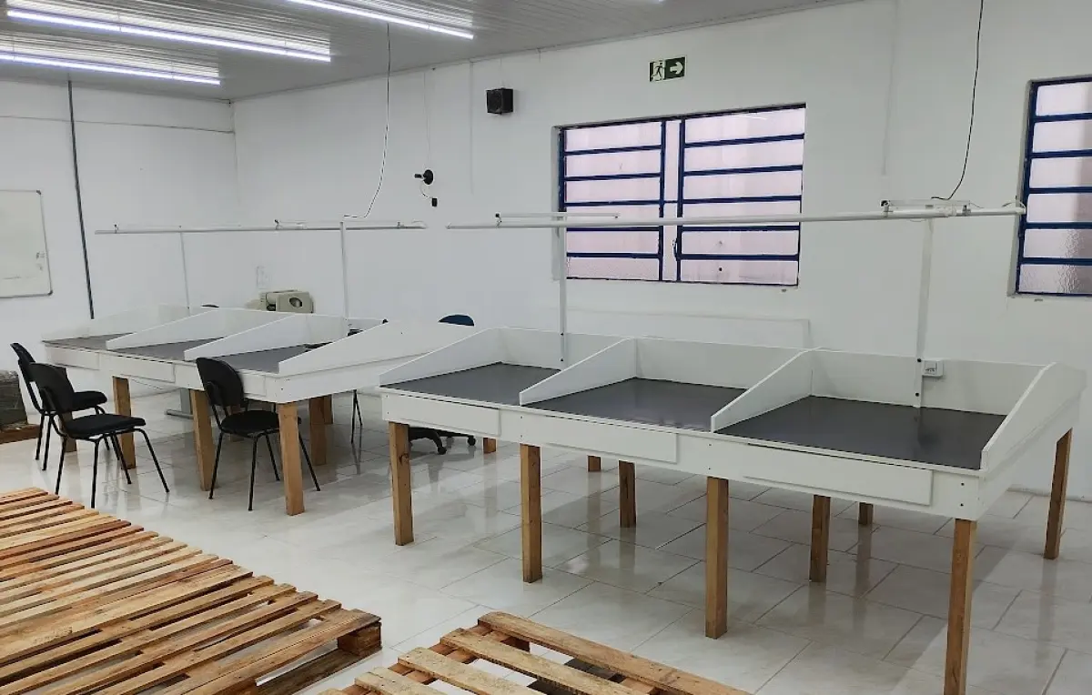 LOTE 130 - 03 bancadas de produção em madeira com divisórias