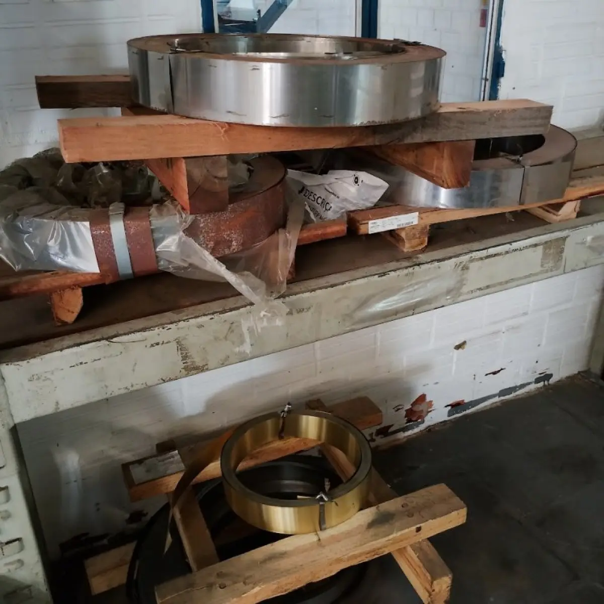 LOTE 015 - Térreo - Estantes de aço, paleteira, resinas plásticas e fitas de aço