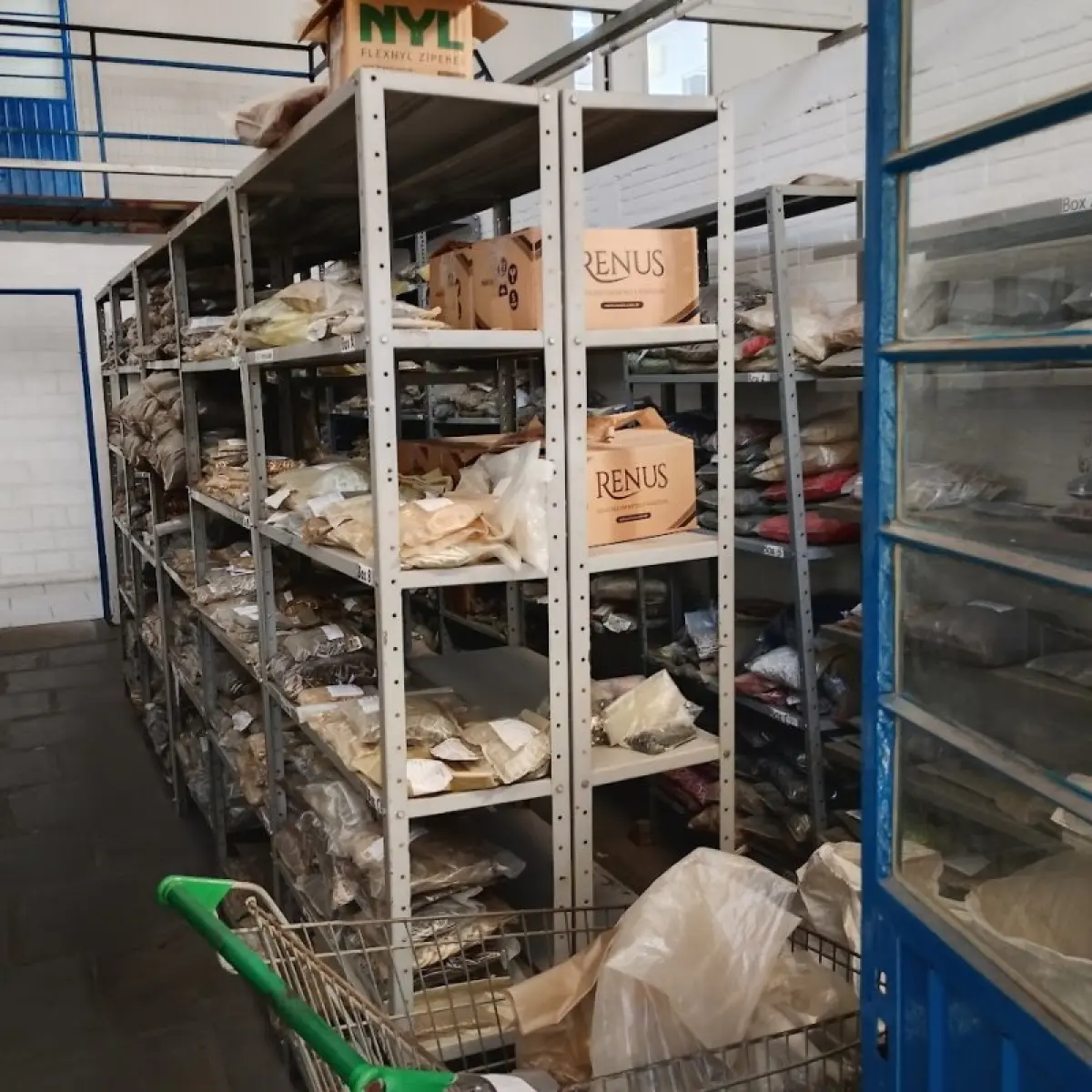 LOTE 022 - Balança, estantes e peças diversas