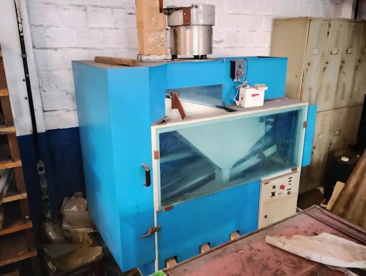 LOTE 085 - 01 equipamento industrial alojado em gabinete metálico azul com visor frontal transparente, contendo sistema interno de cilindros/rolos metálicos, funil direcional, sistema de dosagem superior (cilindro inox) e painel elétrico de comando integrado.