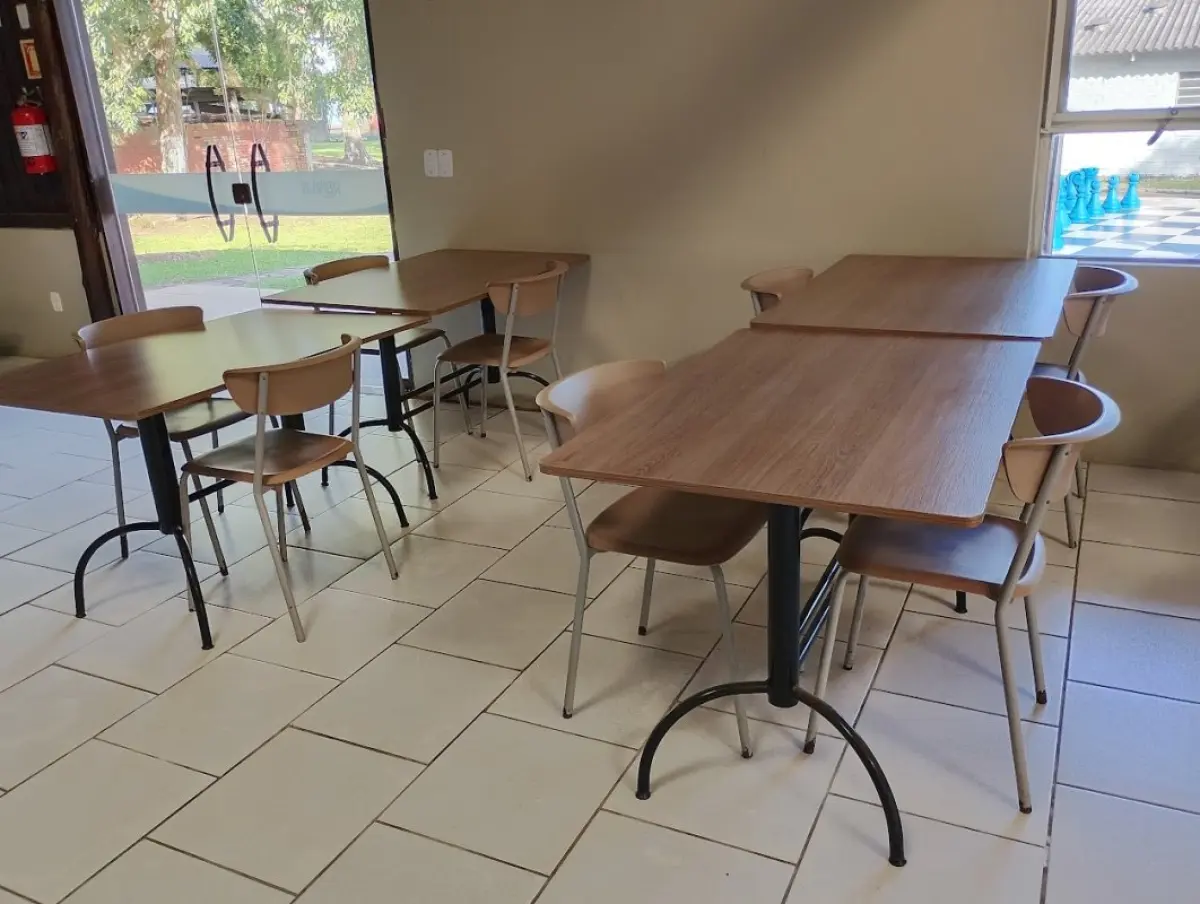 LOTE 190 - Lote de mobiliário de refeitório usado contendo aproximadamente 18 mesas (sendo 3 redondas e cerca de 15 retangulares), aproximadamente 60 cadeiras