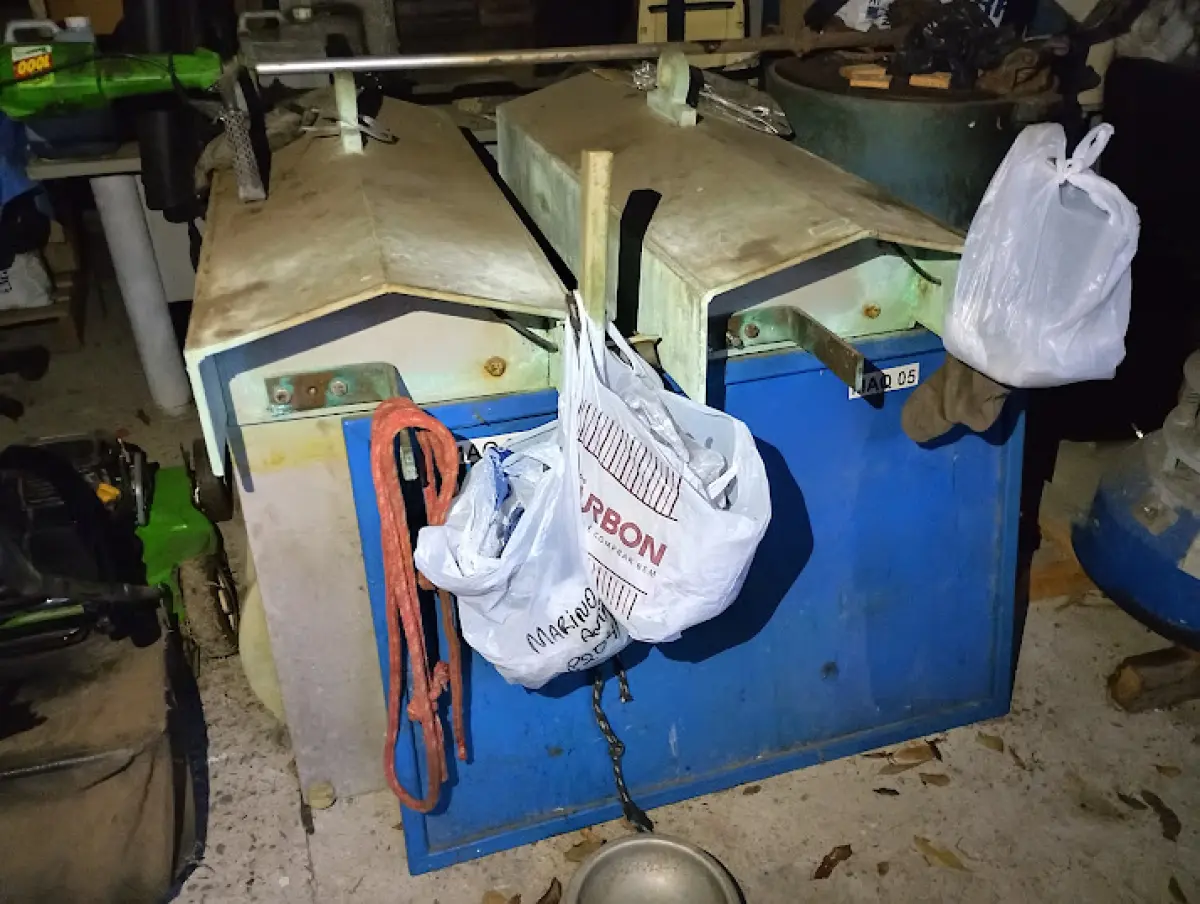 LOTE 170 - 01 armário metálico baixo, 02 mesas de trabalho, 02 bancadas/equipamentos industriais metálicos, 01 carrinho de mão, 02 cadeiras de escritório, 01 cortador de grama a gasolina, 01 roçadeira lateral a gasolina, 02 tambores metálicos, 01 pulverizador costal, 01 escada de alumínio, 01 caixa plástica grande, 01 mangueira enrolada, aproximadamente 10 utensílios de limpeza (vassouras, rodos e ancinhos), diversas caixas plásticas e de papelão, diversos galões plásticos, latas de tinta e materiais diversos de manutenção
