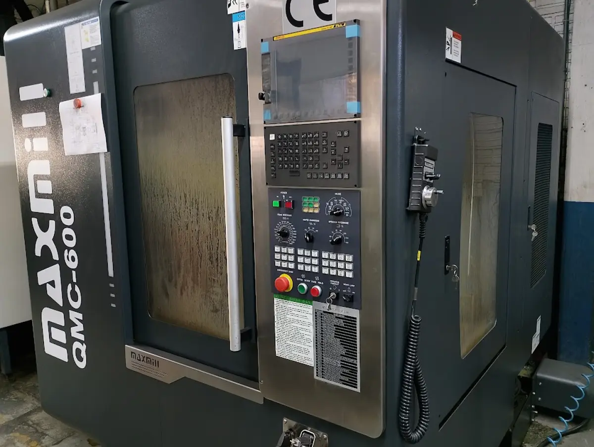 LOTE 094 - 01 centro de usinagem vertical CNC, marca Maxmill, modelo QMC-600, ano de fabricação 2022, peso 4.000 kg, equipado com painel de comando e sistema de morsa/fixação na mesa de trabalho.