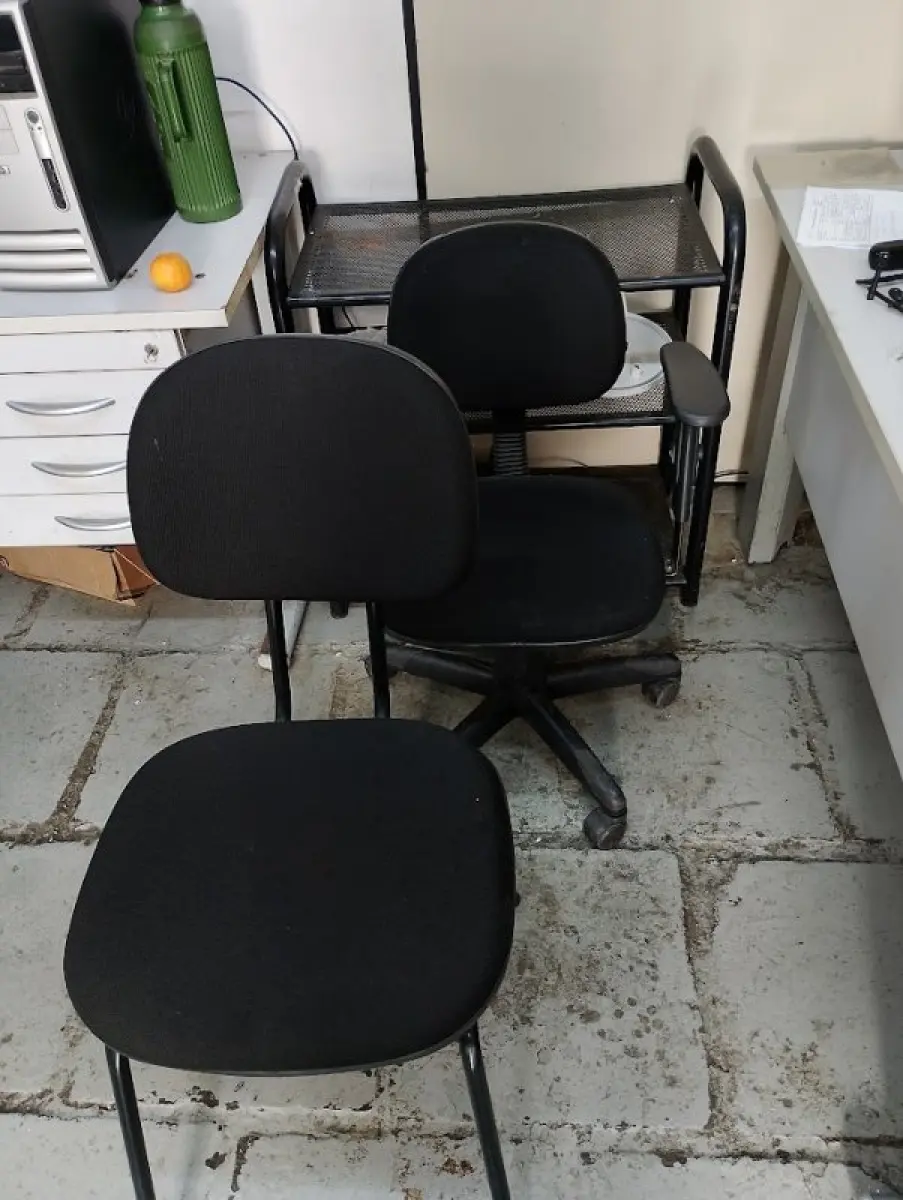 LOTE 112 - 01 cadeira de escritório fixa com estofado preto, 01 cadeira de escritório giratória com rodízios, apoio para braços e estofado preto.