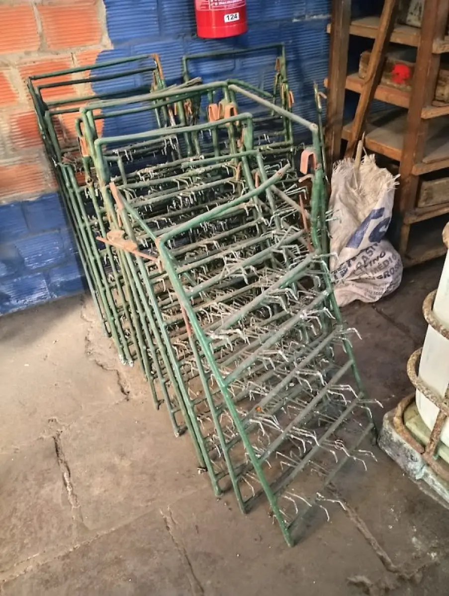LOTE 084 - Conjunto contendo aproximadamente 10 suportes/gancheiras metálicas empilhadas, comumente utilizadas para fixação e suspensão de peças em processos de pintura, secagem ou galvanização.