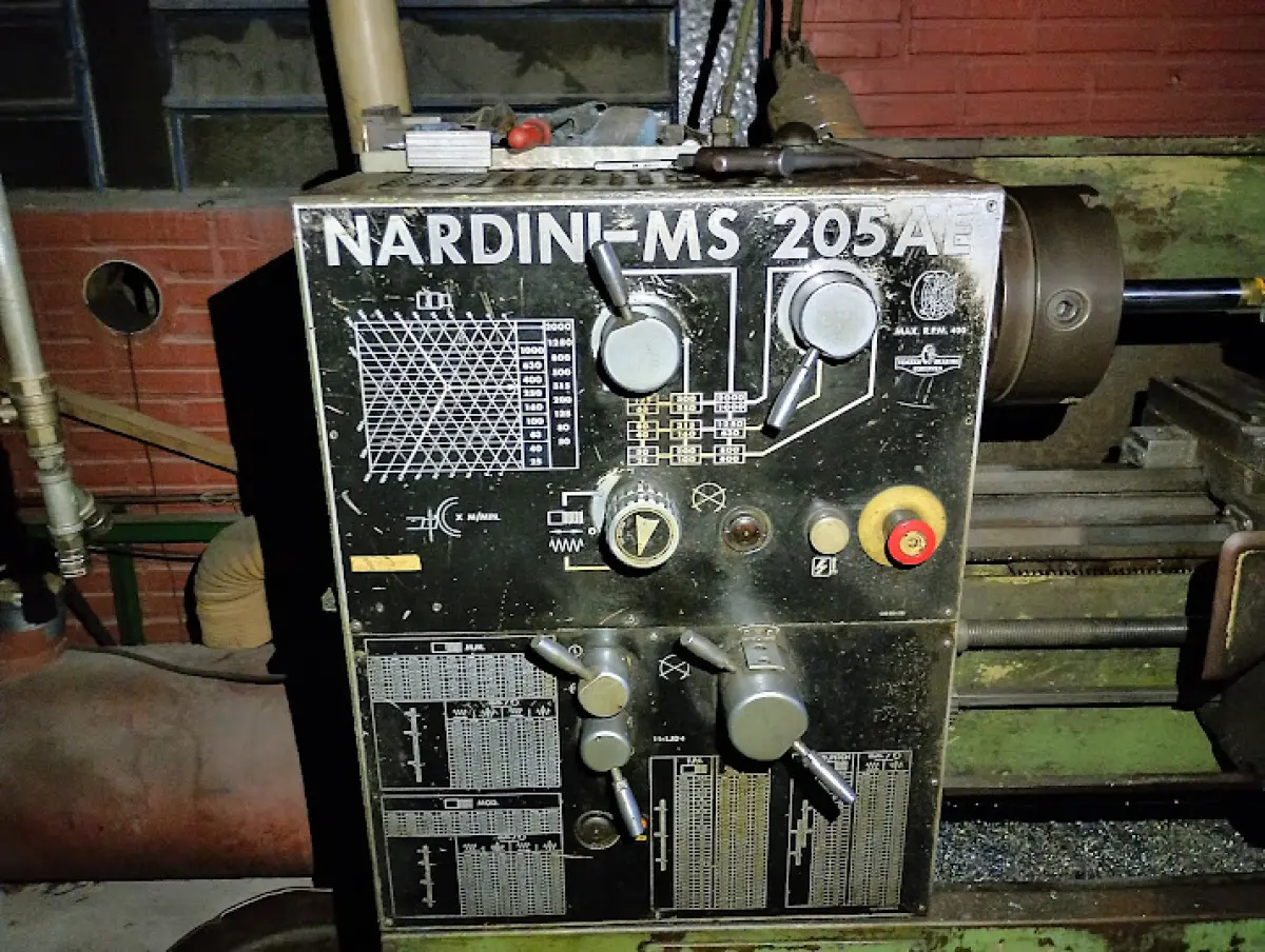 LOTE 172 - 1 Torno mecânico marca Nardini, modelo MS 205 AE (Mascote), cor verde, estado usado
