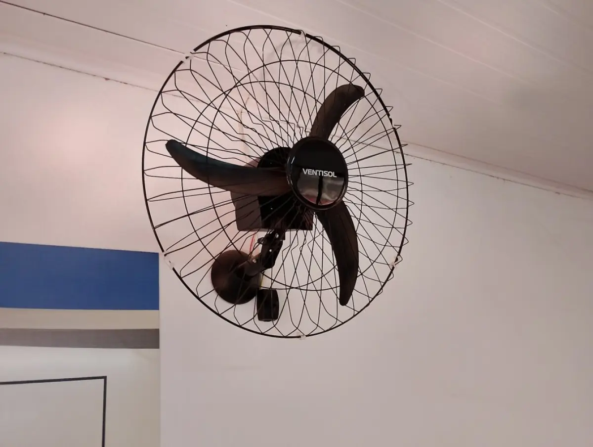 LOTE 214 - 02 ventiladores de parde 