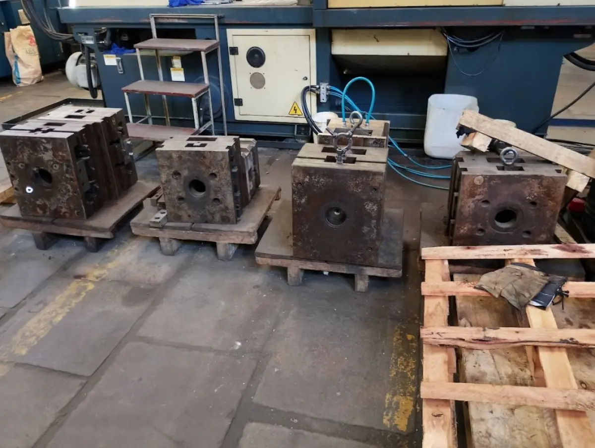 LOTE 039 - lote de 25 moldes