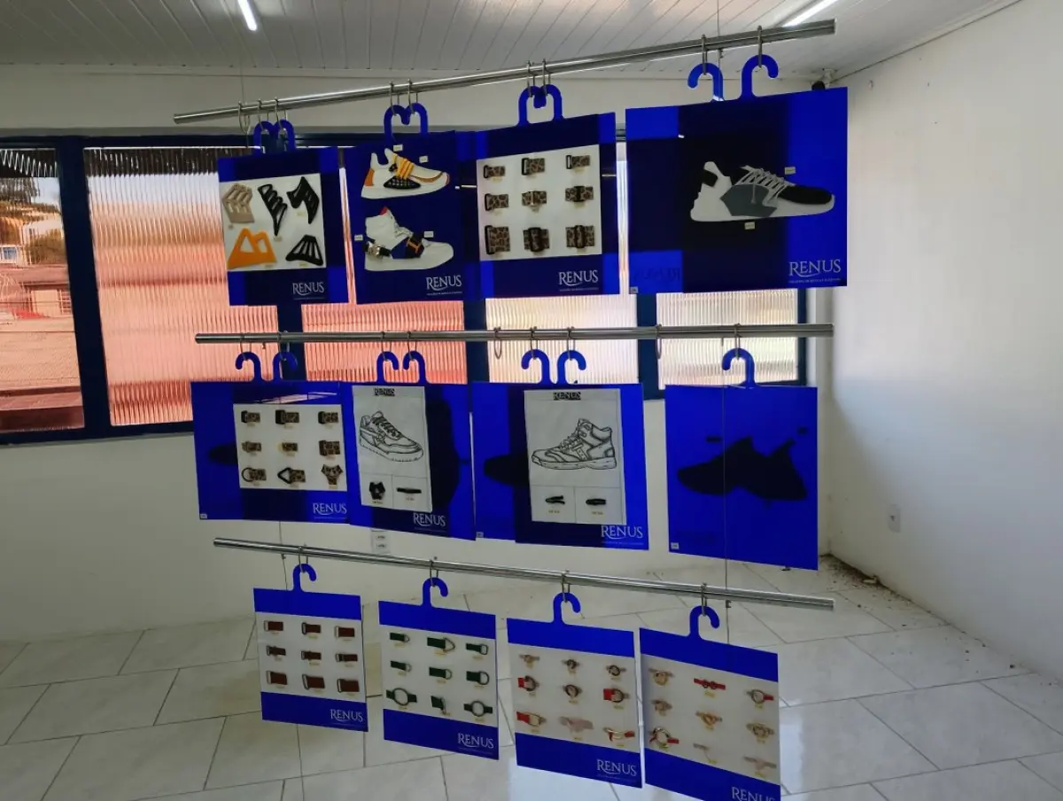 LOTE 218 - 12 mesas L escritório, 01 mesa grande reuniões, 08 cadeiras fixa, 02 cadeira giratória, 05 estantes de aço, 01 blcão baixocom divisórias, 01 balcão bixo 2 portas com gavetas, 03 armários de escritório, 01 mesa de madeira marron, kit de mostruário suspenso.