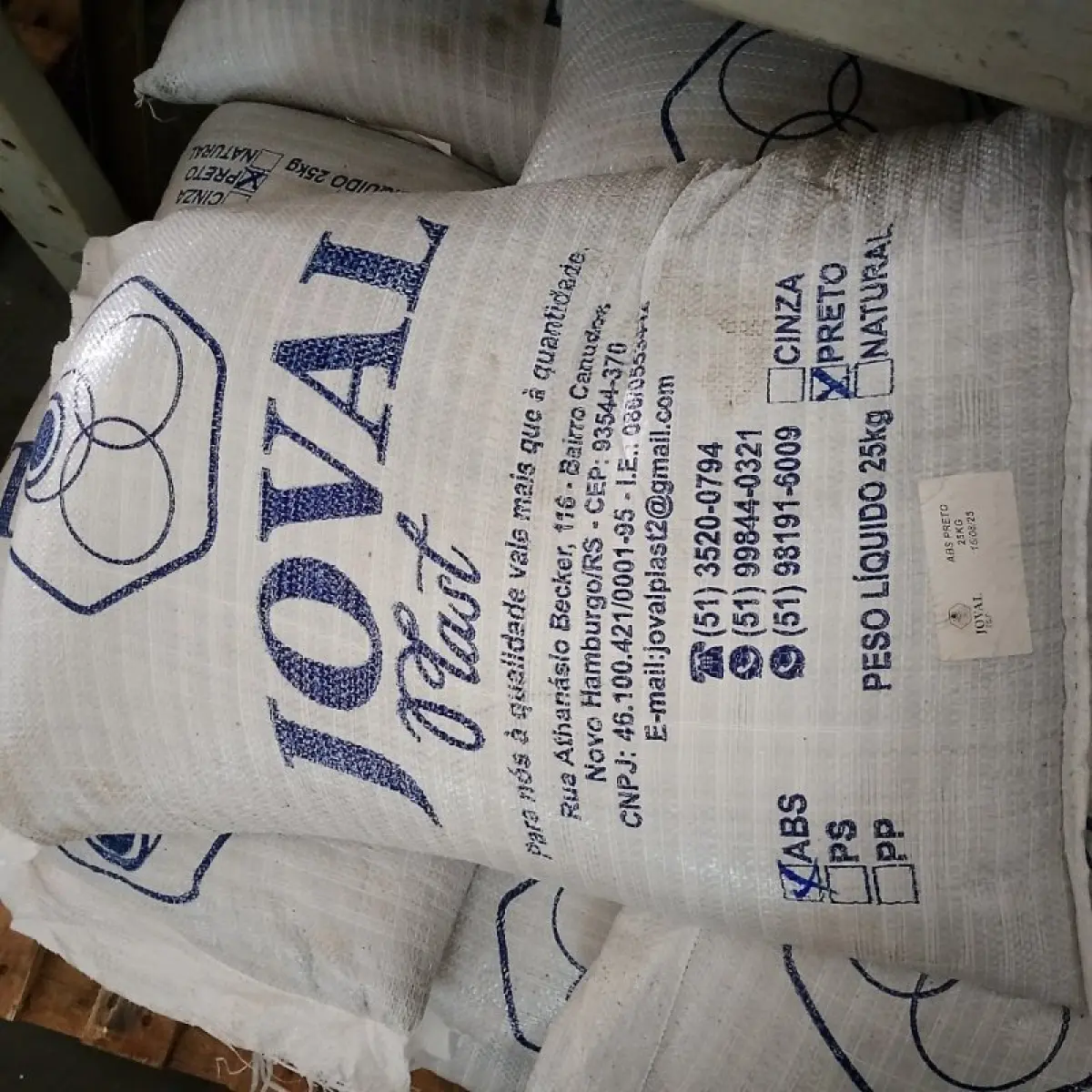 LOTE 016 - Térreo - Estantes de aço, paleteira, resinas plásticas e fitas de aço