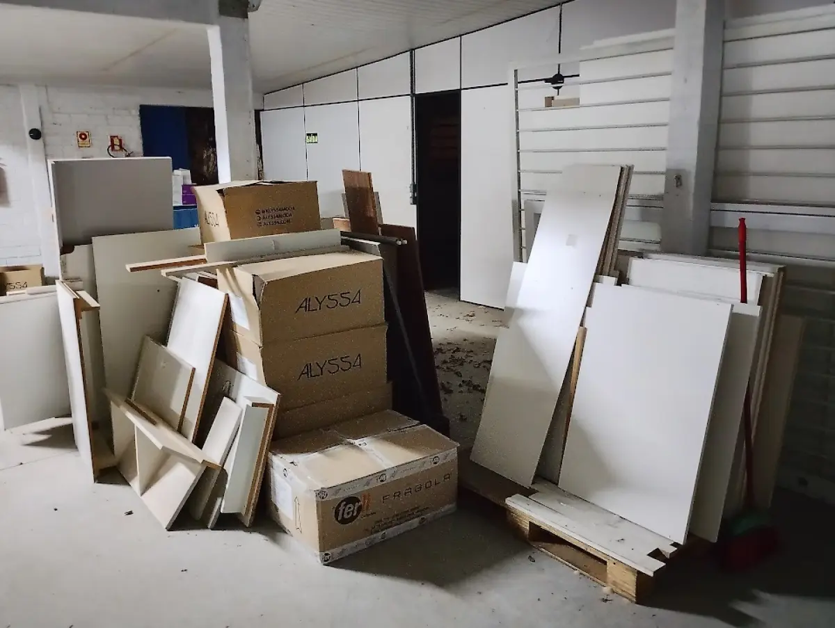 LOTE 150 - lote de mobiliario e materiais de marcenaria