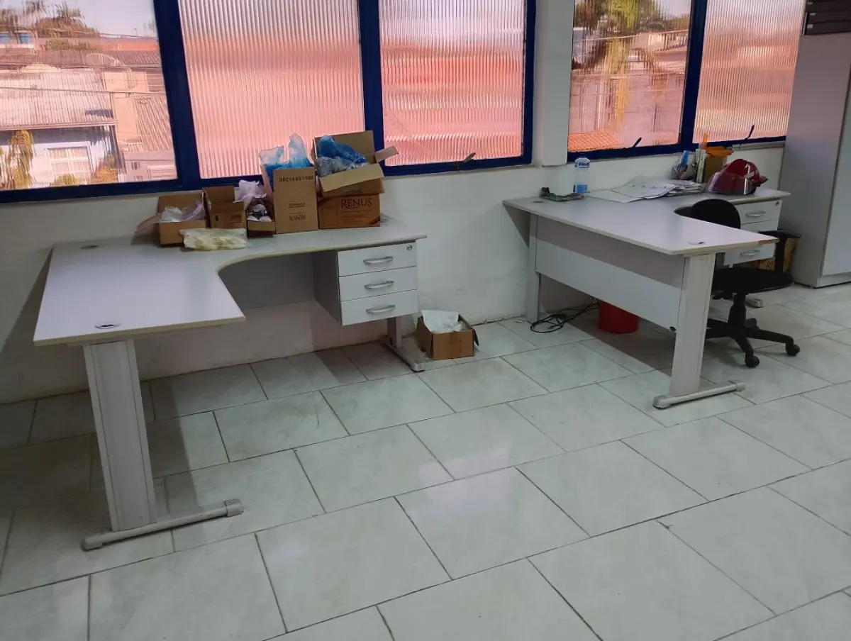 LOTE 218 - 12 mesas L escritório, 01 mesa grande reuniões, 08 cadeiras fixa, 02 cadeira giratória, 05 estantes de aço, 01 blcão baixocom divisórias, 01 balcão bixo 2 portas com gavetas, 03 armários de escritório, 01 mesa de madeira marron, kit de mostruário suspenso.