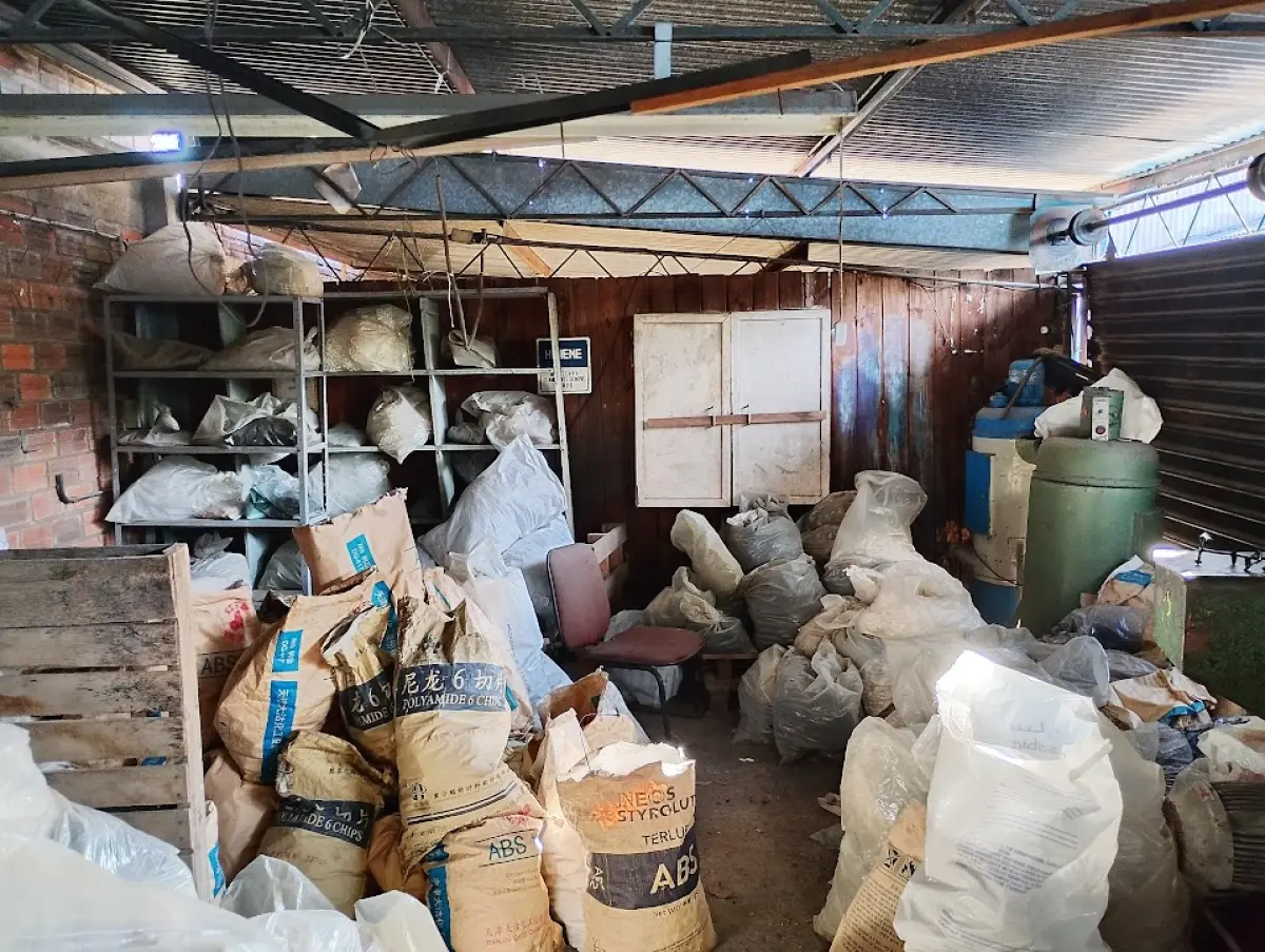 LOTE 160 - 06 moinhos trituradores industriais (05 em mau estado), 01 refrigerador industrial, 01 equipamento centrífuga cilíndrica, 01 balança mecânica (mau estado), 02 ventiladores de parede (mau estado), 01 tanque compressor (mau estado), 01 bancada de trabalho, 01 cadeira, 01 carrinho de carga manual, lote de sacarias com matéria-prima plástica, lote de estantes de madeira e metal, lote de gaveteiros plásticos, lote de armações metálicas tubulares, lote de paletes de madeira, lote de sucatas diversas