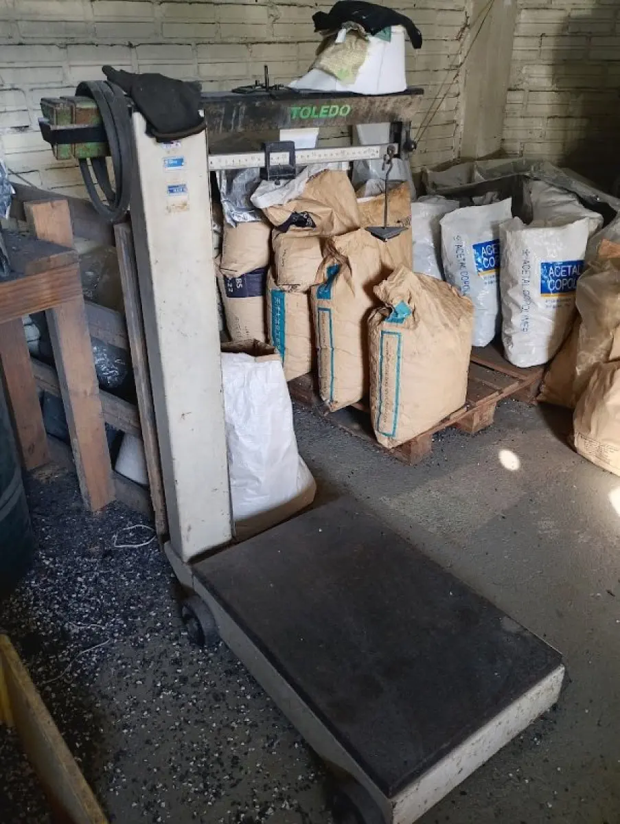 LOTE 160 - 06 moinhos trituradores industriais (05 em mau estado), 01 refrigerador industrial, 01 equipamento centrífuga cilíndrica, 01 balança mecânica (mau estado), 02 ventiladores de parede (mau estado), 01 tanque compressor (mau estado), 01 bancada de trabalho, 01 cadeira, 01 carrinho de carga manual, lote de sacarias com matéria-prima plástica, lote de estantes de madeira e metal, lote de gaveteiros plásticos, lote de armações metálicas tubulares, lote de paletes de madeira, lote de sucatas diversas