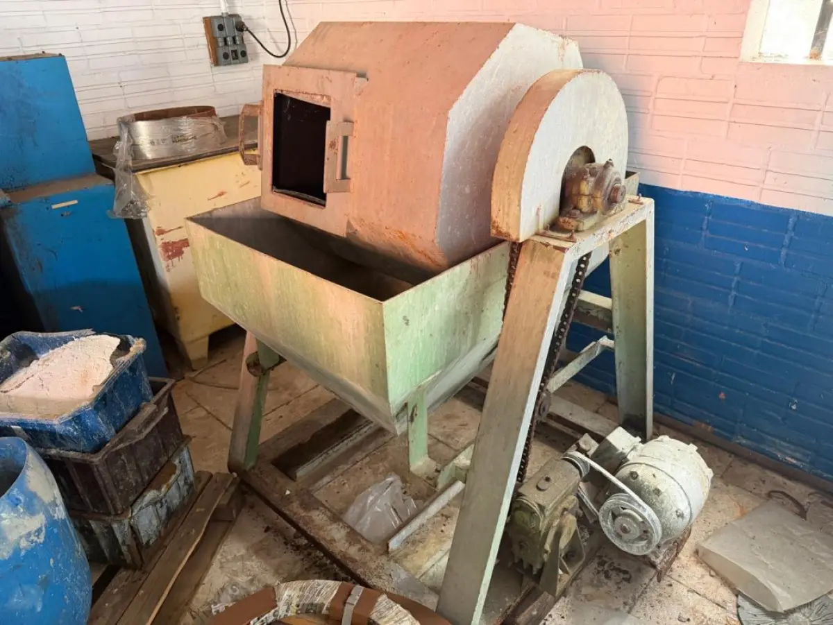 LOTE 224 - 01 Betoneira/misturador de tambor rotativo, 01 máquina de usinagem/ferramental industrial, 01 sistema de tratamento de água com colunas de carvão e catiônica, 01 tanque metálico grande, diversos tanques plásticos, bombonas, tambores metálicos e caixas organizadoras contendo insumos químicos/pós em estoque