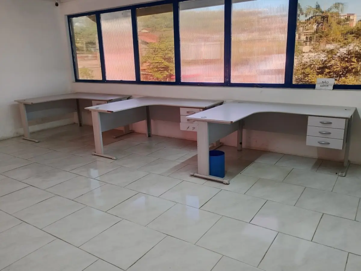 LOTE 218 - 12 mesas L escritório, 01 mesa grande reuniões, 08 cadeiras fixa, 02 cadeira giratória, 05 estantes de aço, 01 blcão baixocom divisórias, 01 balcão bixo 2 portas com gavetas, 03 armários de escritório, 01 mesa de madeira marron, kit de mostruário suspenso.