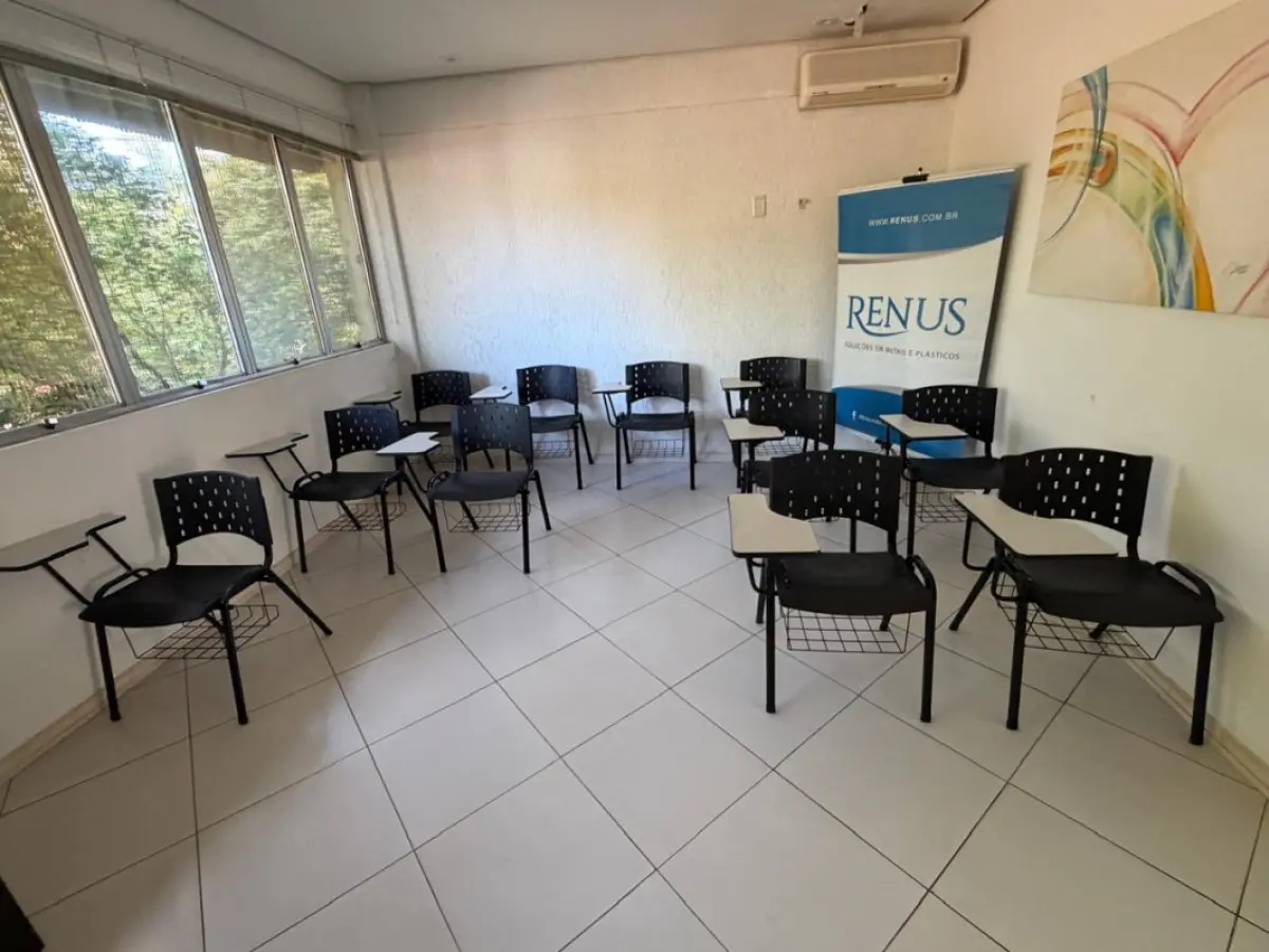 LOTE 202 - Lote corporativo completo contendo: Estrutura de copa com balcão planejado em 'L' com pia de inox, 04 banquetas altas, 02 frigobares Consul, 02 purificadores de água (Soft/Coluna) e 01 cafeteira Saeco; Mobiliário de escritório com 01 mesa diretiva curva com tampo de vidro e cadeira presidente branca, 01 mesa de reunião com tampo de vidro (06 lugares) com 06 cadeiras brancas estruturais, 01 mesa de reunião preta grande (18 lugares), 02 mesas operacionais em 'L' com gaveteiros, 03 mesas retas, 01 arquivo de aço com 04 gavetas, armários, balcões com chaves, 02 estantes expositoras grandes com prateleiras de vidro, 01 mesa de centro, 02 gaveteiros volantes e 12 cadeiras universitárias pretas; Estofados com 02 sofás modulares de canto grandes (01 branco e 01 marrom) e 05 poltronas pretas; Eletrônicos com 01 Smart TV LG, 01 TV Sony, 04 monitores (Samsung/AOC), 02 impressoras e central técnica de som (Orion/Proton/Philips); Itens diversos com lousa branca, suporte para TV, caixas de arquivo e mostruário de calçados contendo malas de rodízio (Renus/Alyssa), calçados (Pegada/Modare) e caixas
