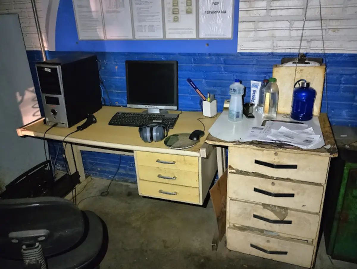 LOTE 171 - lote com div bancadas de trabalho metalizas etc