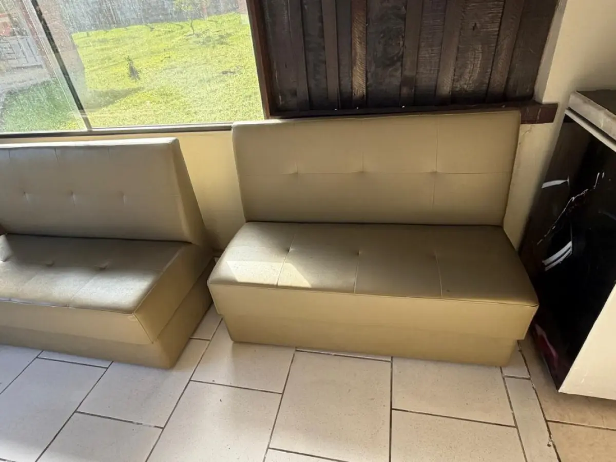 LOTE 197 - 01 sofa em L, 02 fofas 03 lugares