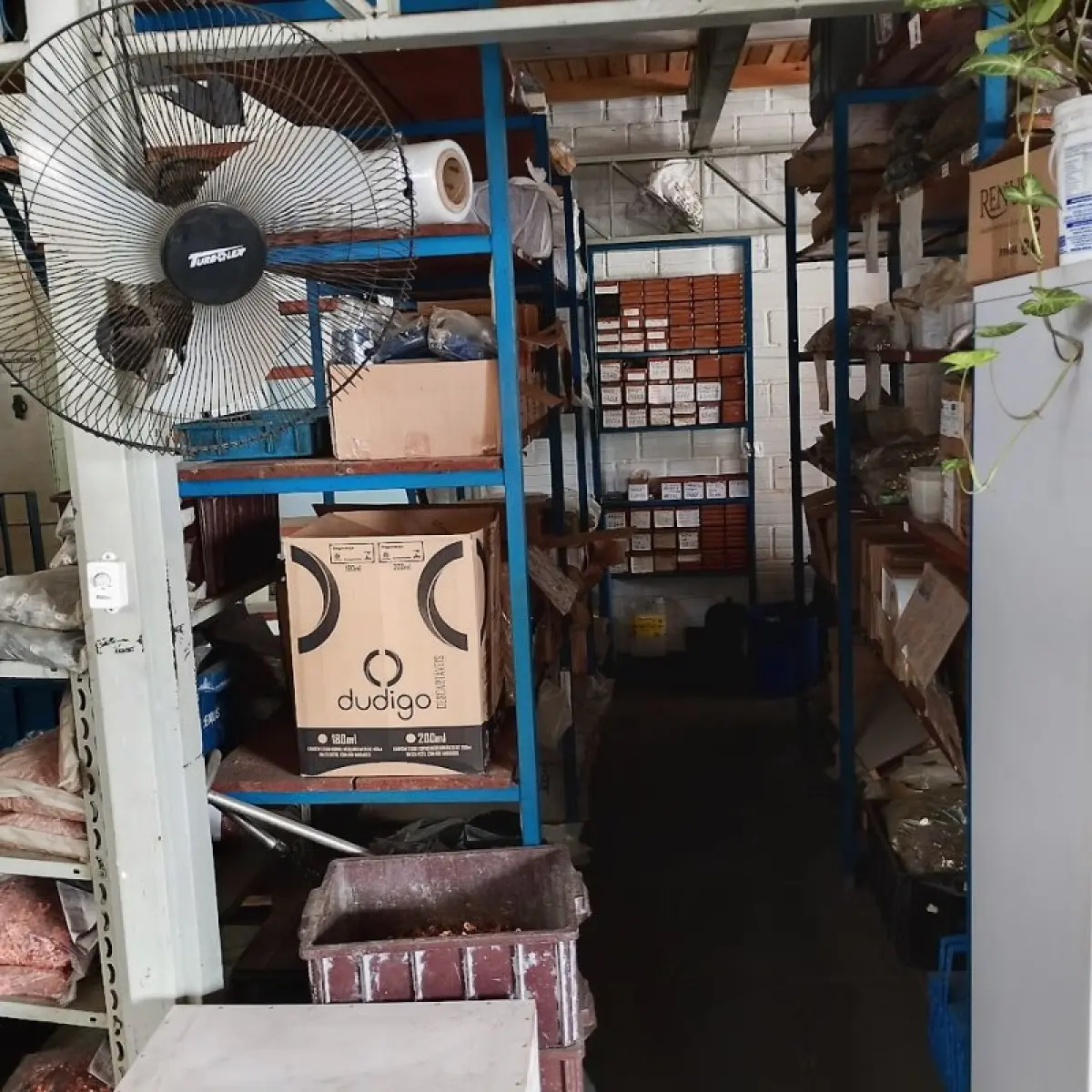 LOTE 015 - Térreo - Estantes de aço, paleteira, resinas plásticas e fitas de aço
