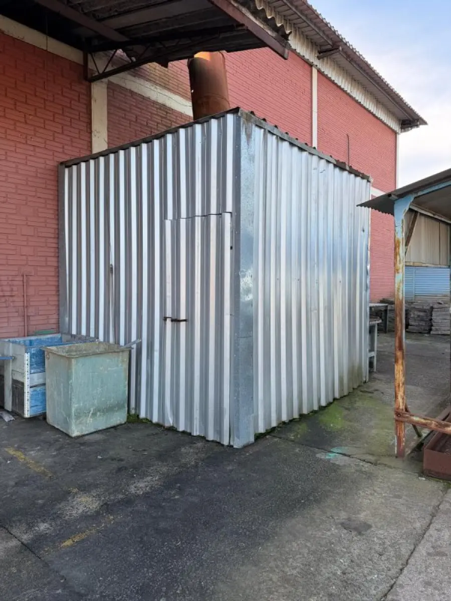 LOTE 238 - 01 conjunto de exaustão industrial metálico com ventilador centrífugo, dutos e chaminé.