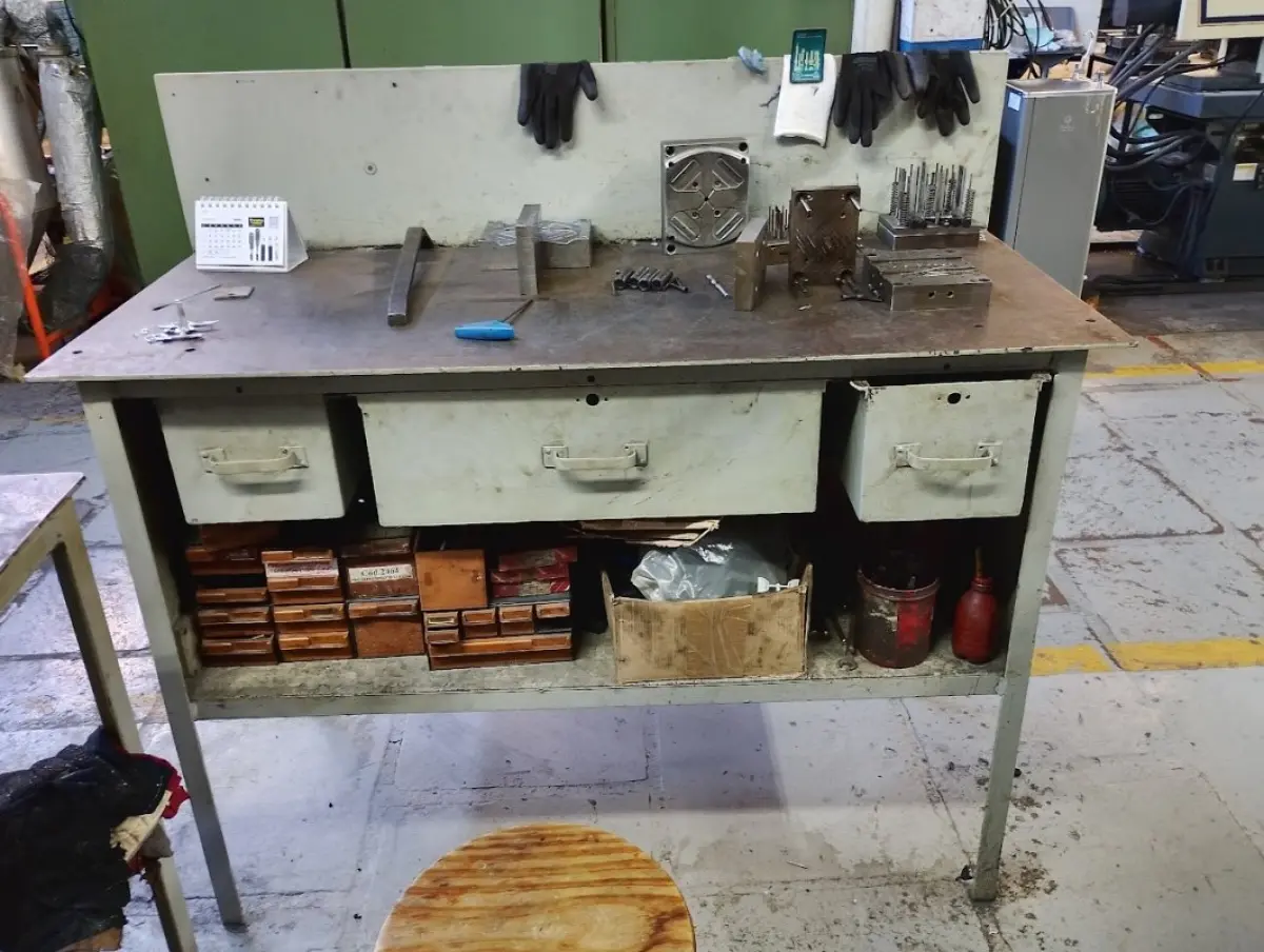 LOTE 049 - bancada acompanha estojos