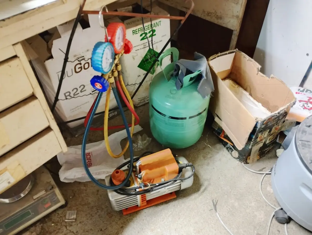 LOTE 140 - Lote de suprimentos e ferramentas de bancada: furadeiras elétricas, bebedouro de coluna com filtro, galões de água, e diversas caixas contendo materiais de consumo industrial.