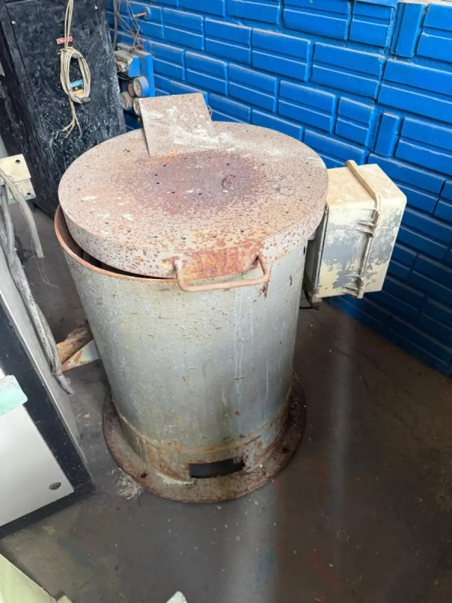 LOTE 225 - 01 Cabine de pintura (Arpi Aspersul); 01 Estufa industrial (Tecnipar); 03 Máquinas de rotomoldagem com painéis de controle; 03 Ventiladores industriais de parede (Ventisol/Arge/Turboflex); Conjunto de tanques e cubas industriais em polipropileno/fibra; Bancadas de trabalho metálicas com morsa; Estruturas metálicas diversas (racks, estantes e carrinhos de transporte); Peças cilíndricas em ferro fundido; Exaustores com tubulações flexíveis; Tambores metálicos (Ipiranga); Insumos químicos organizados em estantes, 02 ventiladores industriais