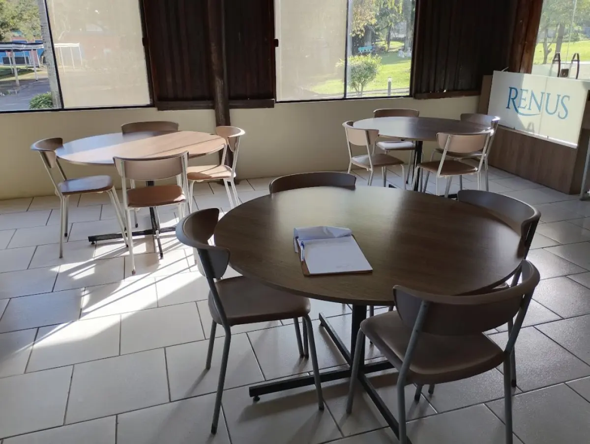 LOTE 190 - Lote de mobiliário de refeitório usado contendo aproximadamente 18 mesas (sendo 3 redondas e cerca de 15 retangulares), aproximadamente 60 cadeiras
