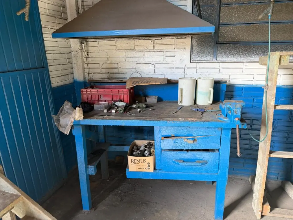 LOTE 225 - 01 Cabine de pintura (Arpi Aspersul); 01 Estufa industrial (Tecnipar); 03 Máquinas de rotomoldagem com painéis de controle; 03 Ventiladores industriais de parede (Ventisol/Arge/Turboflex); Conjunto de tanques e cubas industriais em polipropileno/fibra; Bancadas de trabalho metálicas com morsa; Estruturas metálicas diversas (racks, estantes e carrinhos de transporte); Peças cilíndricas em ferro fundido; Exaustores com tubulações flexíveis; Tambores metálicos (Ipiranga); Insumos químicos organizados em estantes, 02 ventiladores industriais