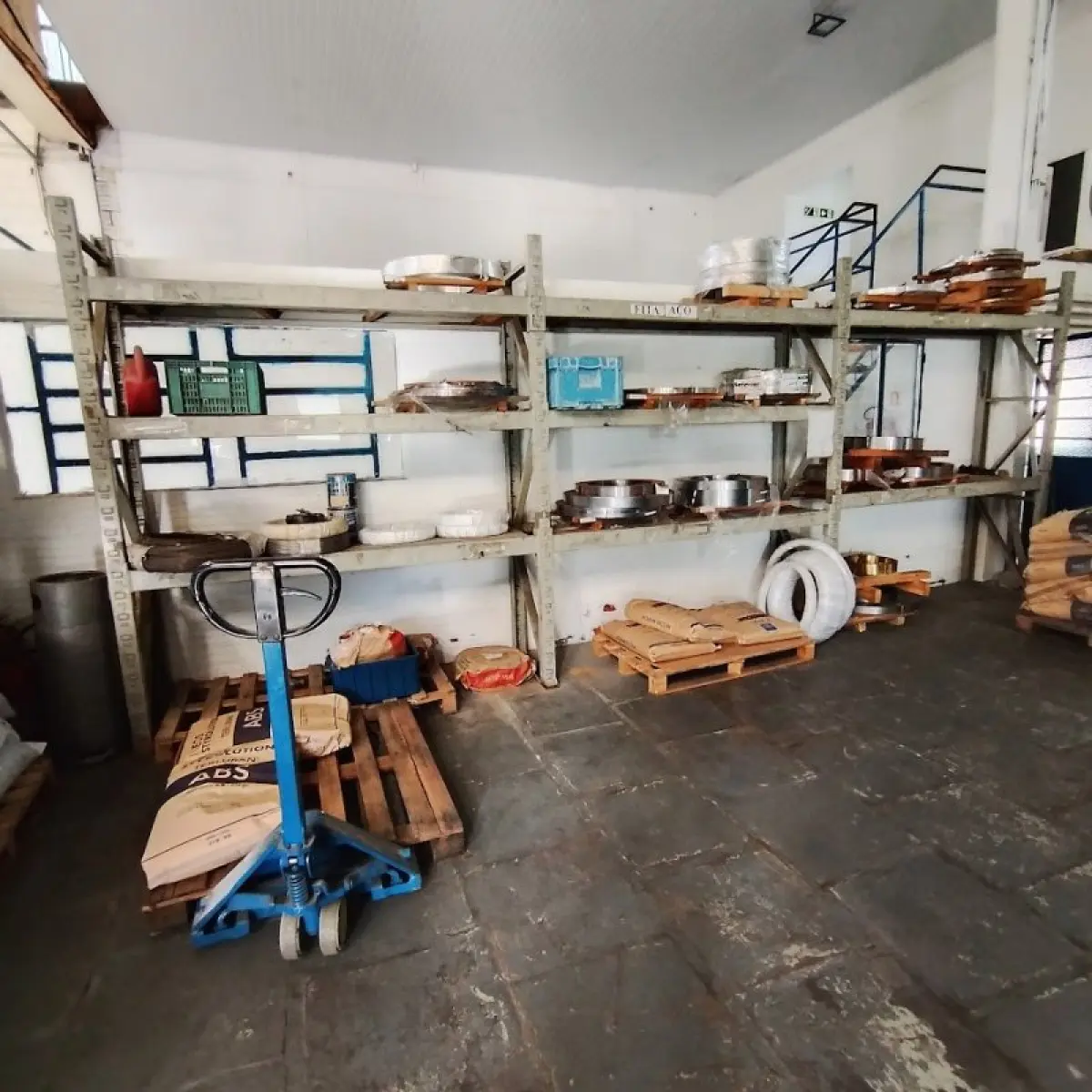 LOTE 016 - Térreo - Estantes de aço, paleteira, resinas plásticas e fitas de aço
