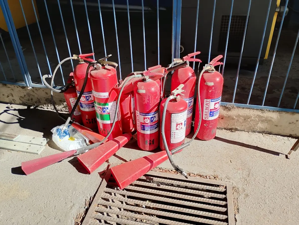 LOTE 129 - aproximadamente 07 extintores de incêndio diversos