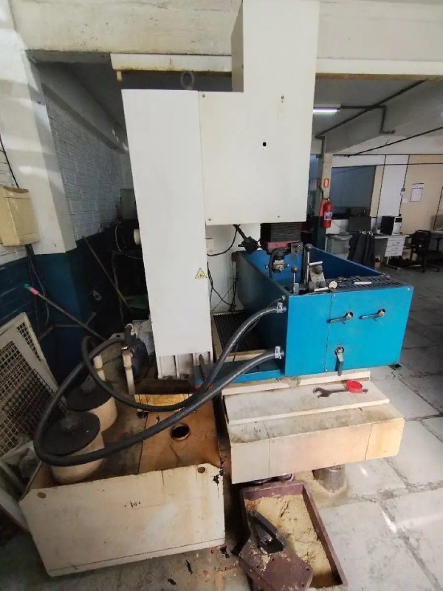 LOTE 103 - 01 máquina de eletroerosão por penetração CNC, marca Actspark, modelo SP1 (ano de fabricação 2008), com tanque de fluido e sistema de bombas, 01 armário gerador CNC modelo SP50 integrado ao equipamento.