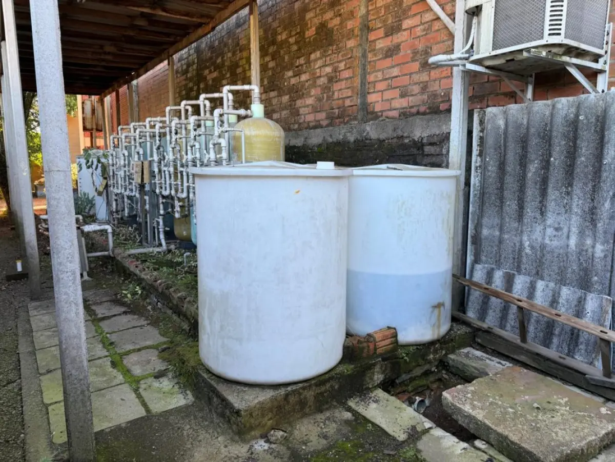 LOTE 237 - 01 filtro prensa industrial, 04 tanques cilíndricos em PRFV, 01 silo/tanque cônico em PRFV, 01 tanque vertical em PRFV, 01 tanque retangular em PRFV, 06 vasos/filtros pressurizados em fibra, 04 reservatórios plásticos verticais, 04 IBCs (containers plásticos de 1.000 L), 01 conjunto de colunas/filtros industriais em PRFV, 01 conjunto de bombas, tubulações e válvulas industriais.