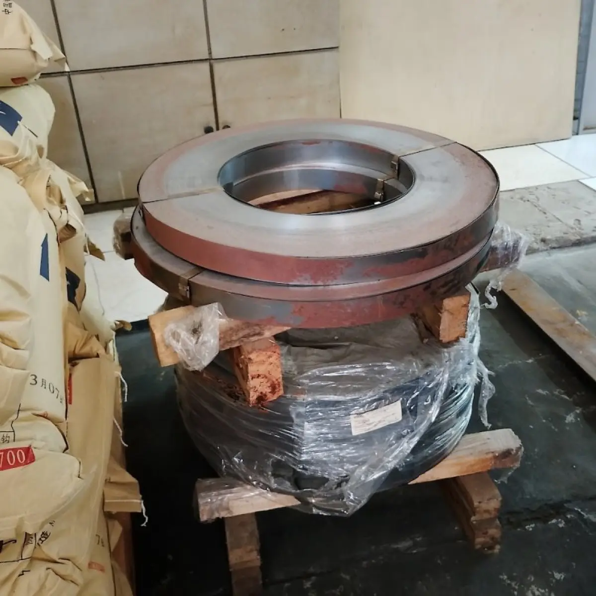 LOTE 015 - Térreo - Estantes de aço, paleteira, resinas plásticas e fitas de aço