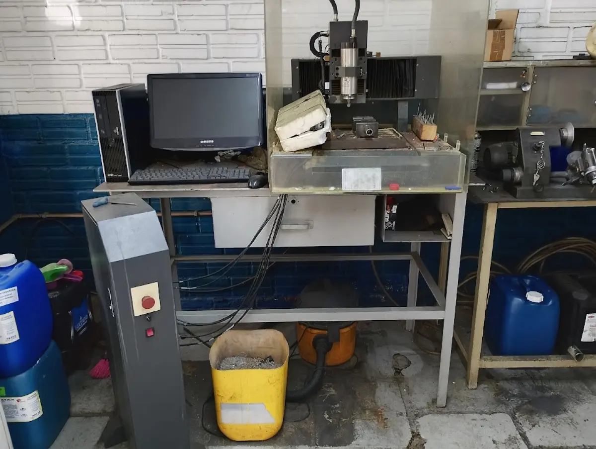 LOTE 102 - bancada computador etc