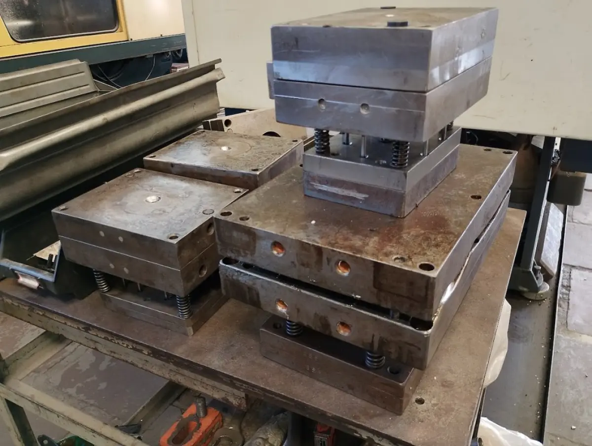 LOTE 039 - lote de 25 moldes