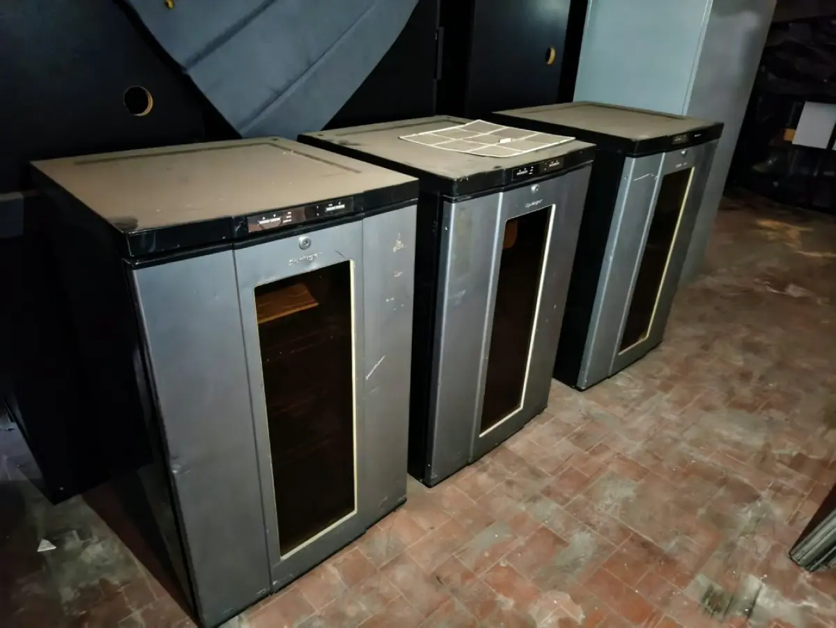 LOTE 000 - PORTAS DE ALUMÍNIO, APARELHOS DE AR-CONDICIONADO, CADEIRAS, ETC