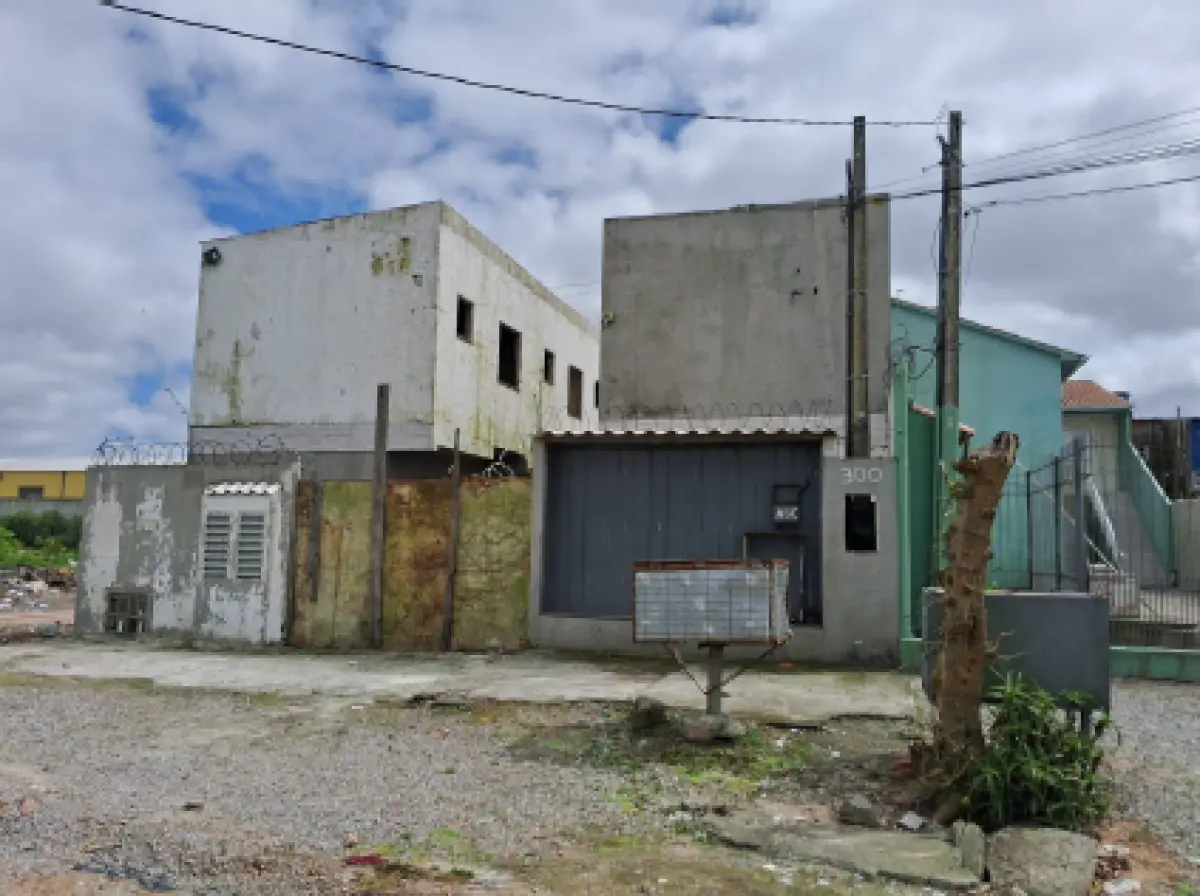 LOTE 000 - Um terreno com um prédio de alvenaria construído sobre ele, contendo 16 unidades habitacionais