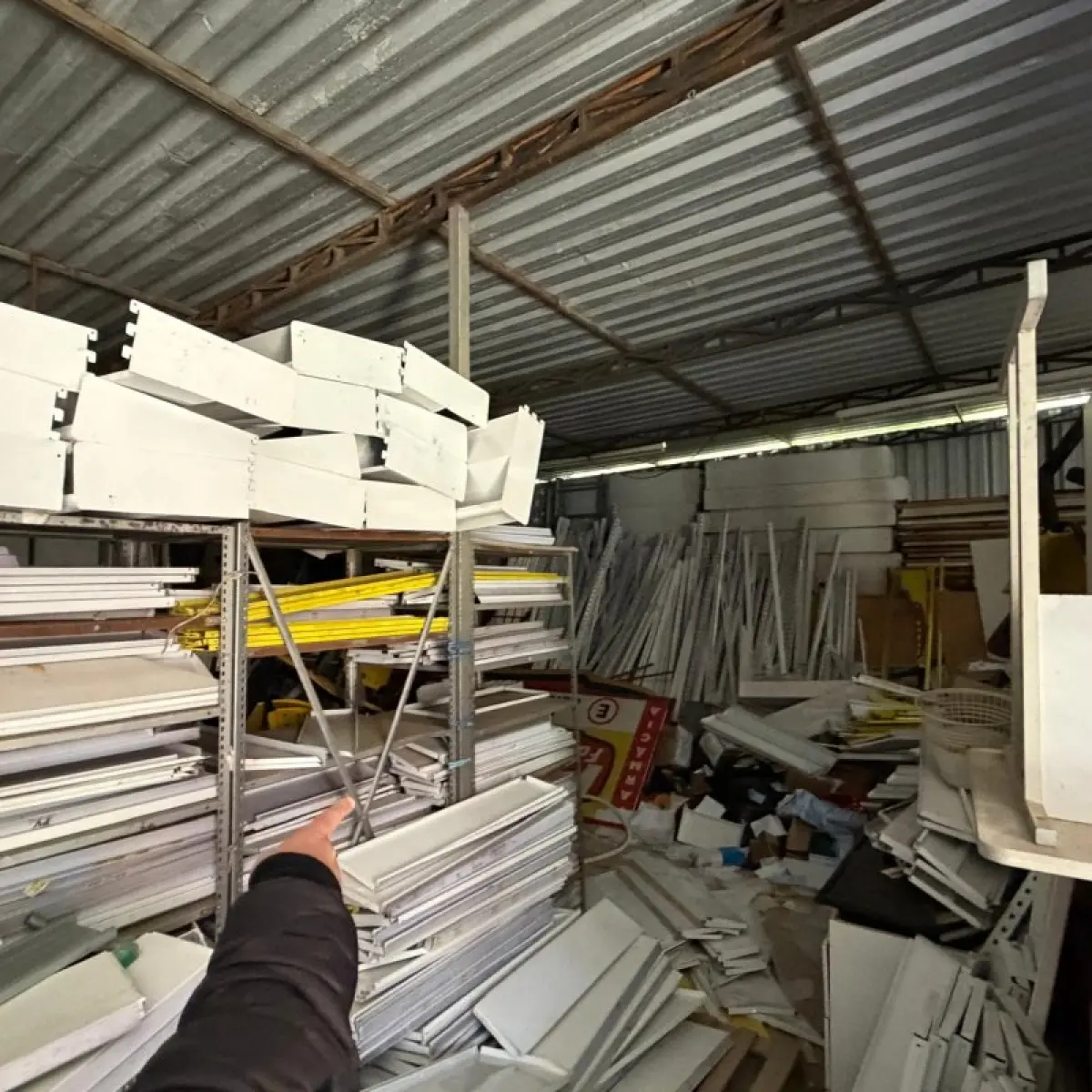 LOTE 011 - NA AV. DO NAZARIO 460 - CANOAS - Grande conjunto de móveis, equipamentos, materiais de informática e bens provenientes das antigas lojas da rede de farmácias
