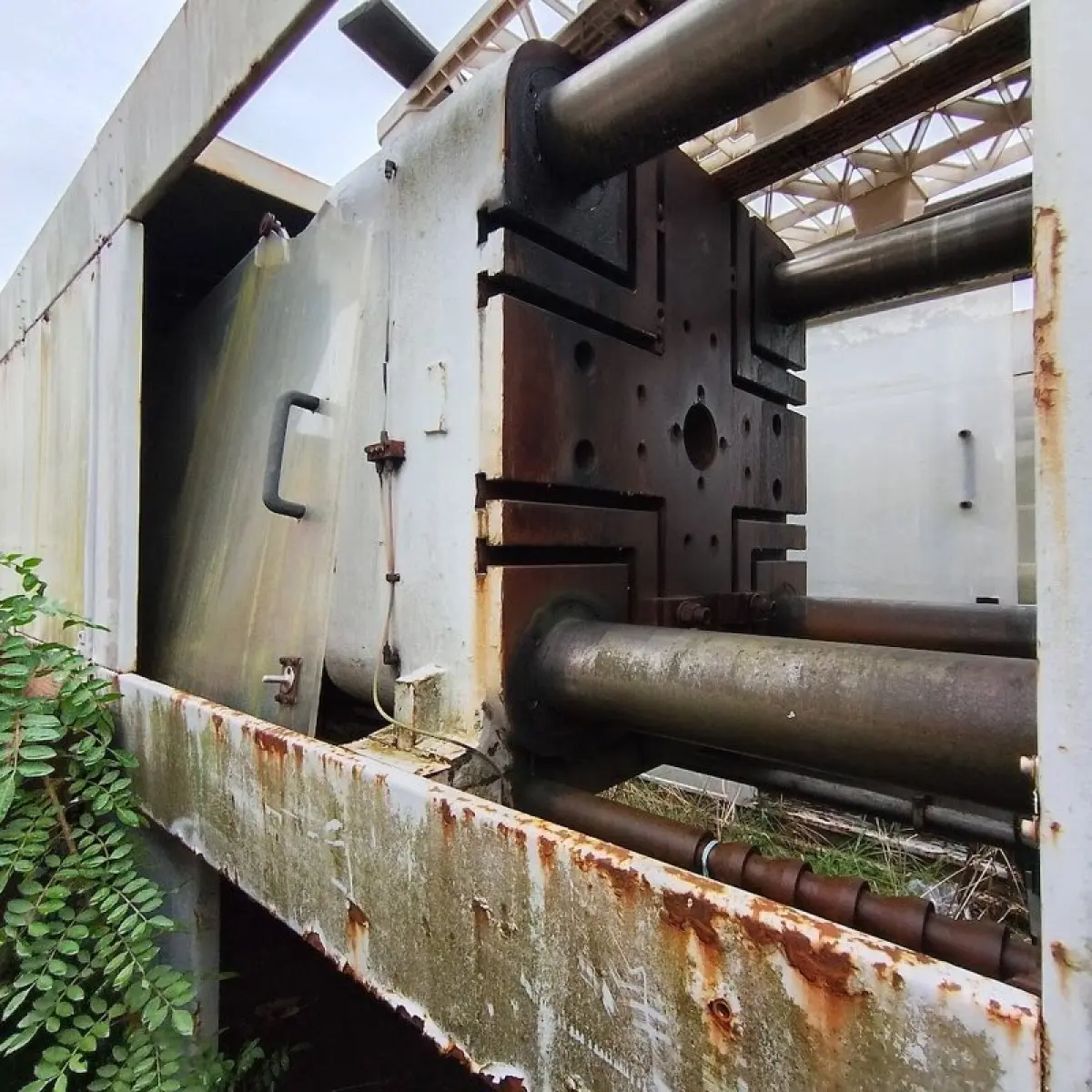 LOTE 003 - Máquina nº 02 injetora de plástico de grande porte 400T (sucata)