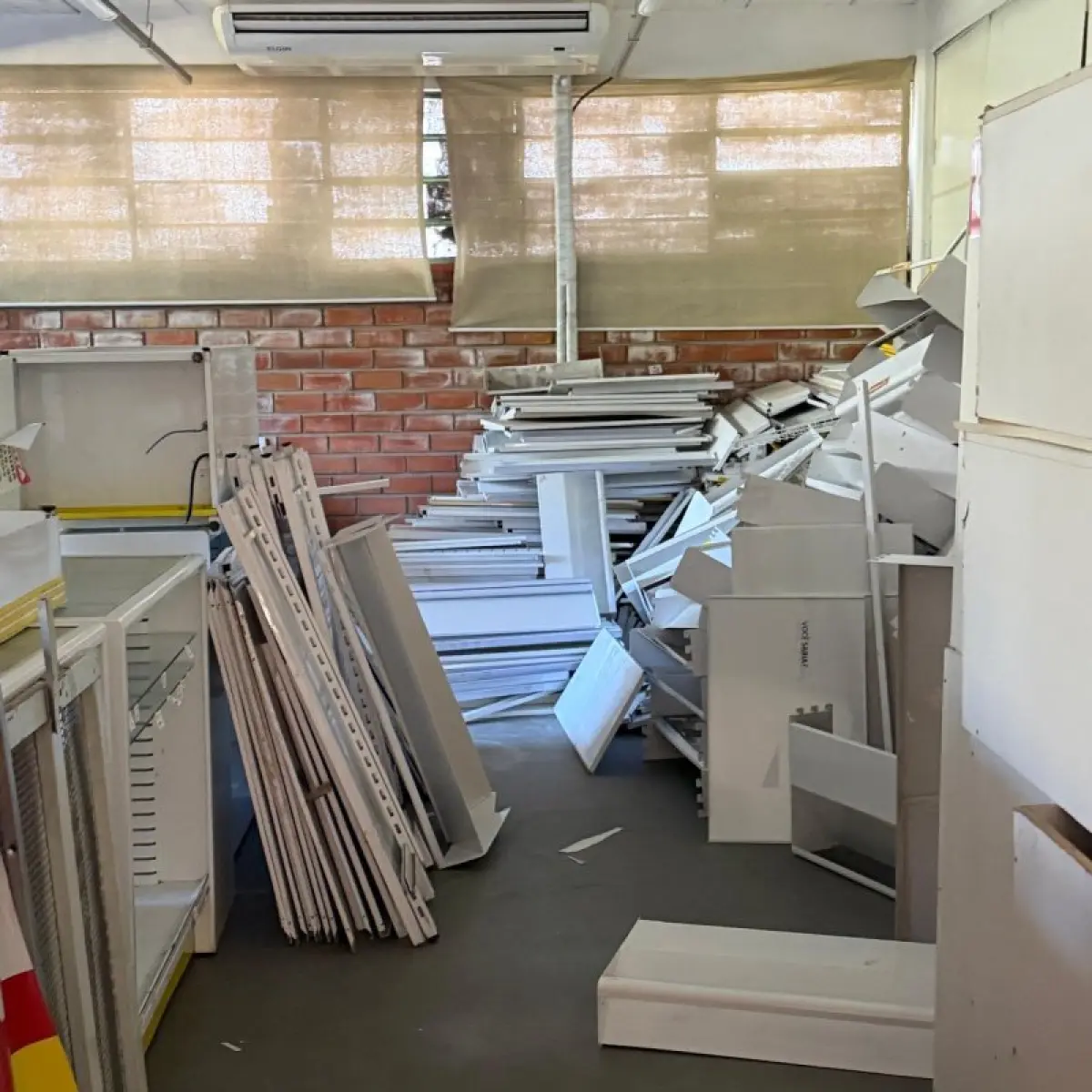 LOTE 011 - NA AV. DO NAZARIO 460 - CANOAS - Grande conjunto de móveis, equipamentos, materiais de informática e bens provenientes das antigas lojas da rede de farmácias