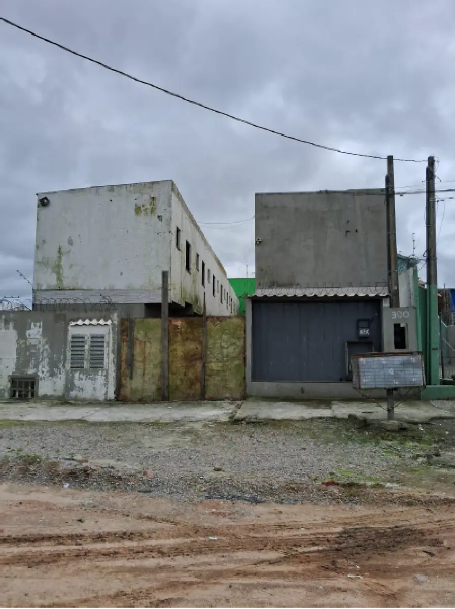 LOTE 000 - Um terreno com um prédio de alvenaria construído sobre ele, contendo 16 unidades habitacionais