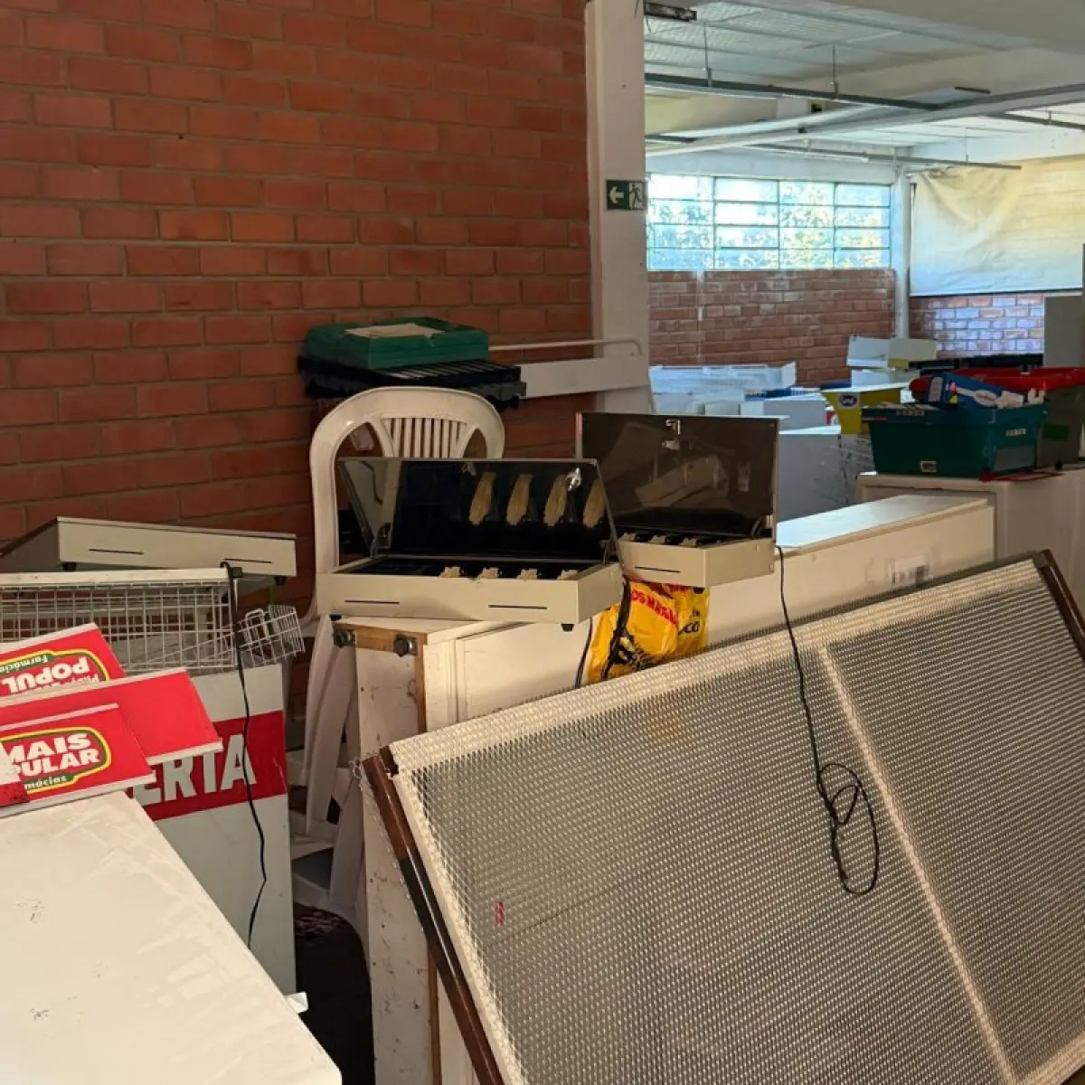 LOTE 011 - NA AV. DO NAZARIO 460 - CANOAS - Grande conjunto de móveis, equipamentos, materiais de informática e bens provenientes das antigas lojas da rede de farmácias