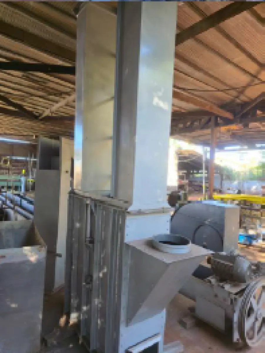 LOTE 000 - Seis peças de rosca varredora de 11 metros (marca Kepler Weber, capacidade de 60 toneladas por hora, usadas e revisadas, sem motor) e um elevador de carga (marca Kepler Weber, capacidade de 120 toneladas por hora, composto por 3 peças de aço galvanizado novo, com motor elétrico de 15 CV, usado).