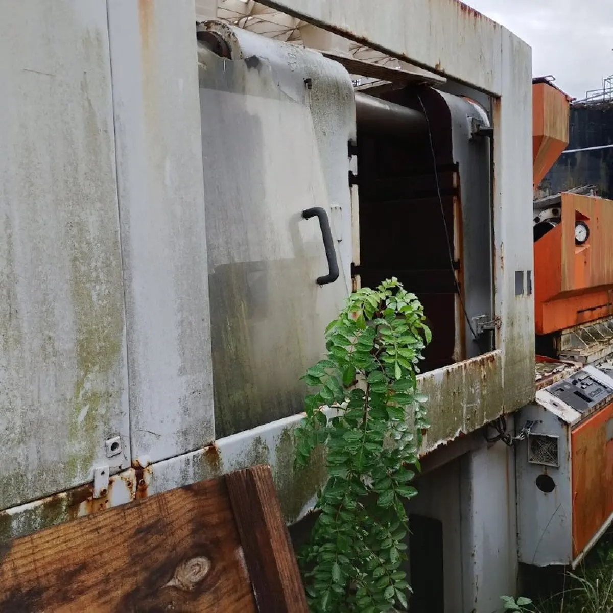 LOTE 003 - Máquina nº 02 injetora de plástico de grande porte 400T (sucata)