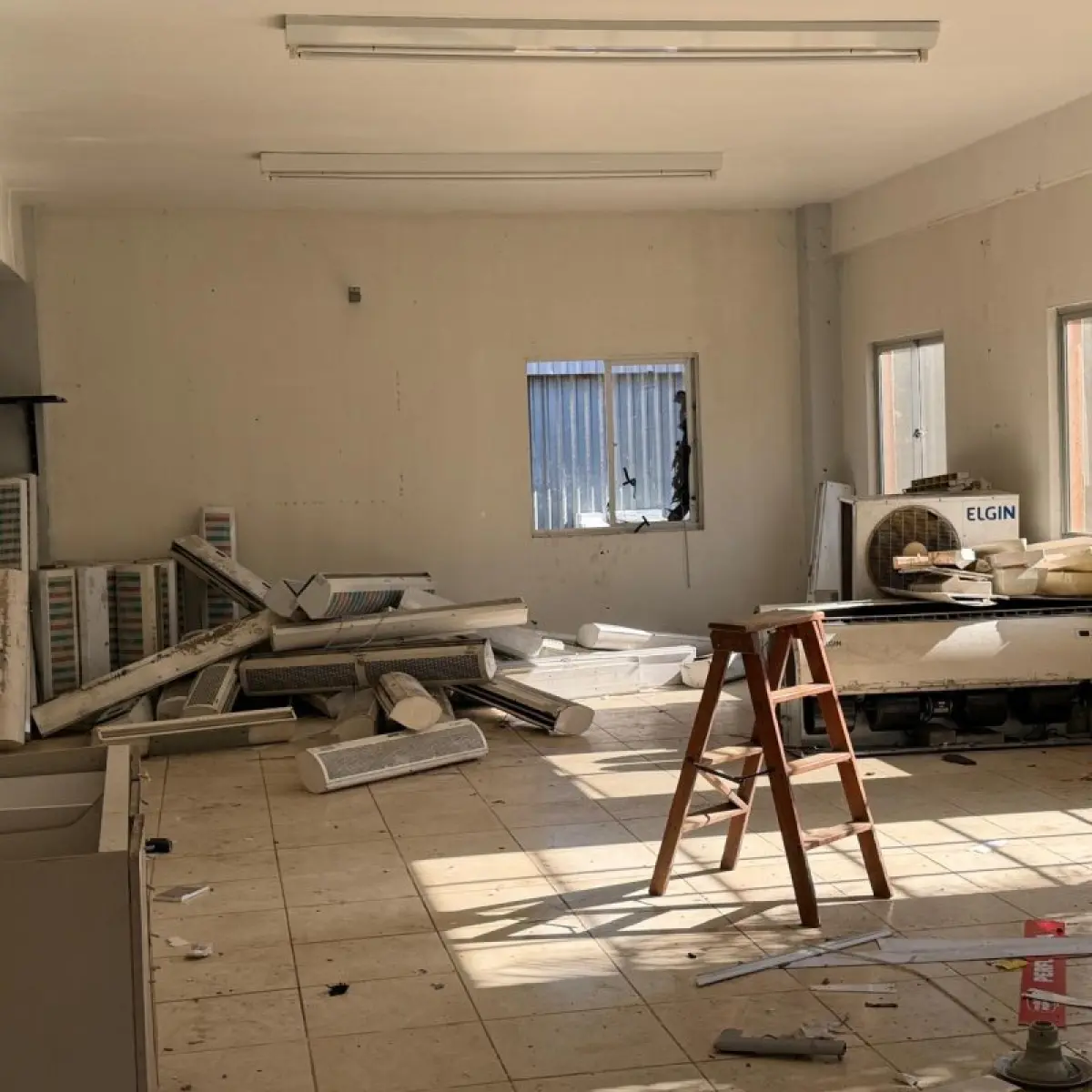 LOTE 011 - NA AV. DO NAZARIO 460 - CANOAS - Grande conjunto de móveis, equipamentos, materiais de informática e bens provenientes das antigas lojas da rede de farmácias